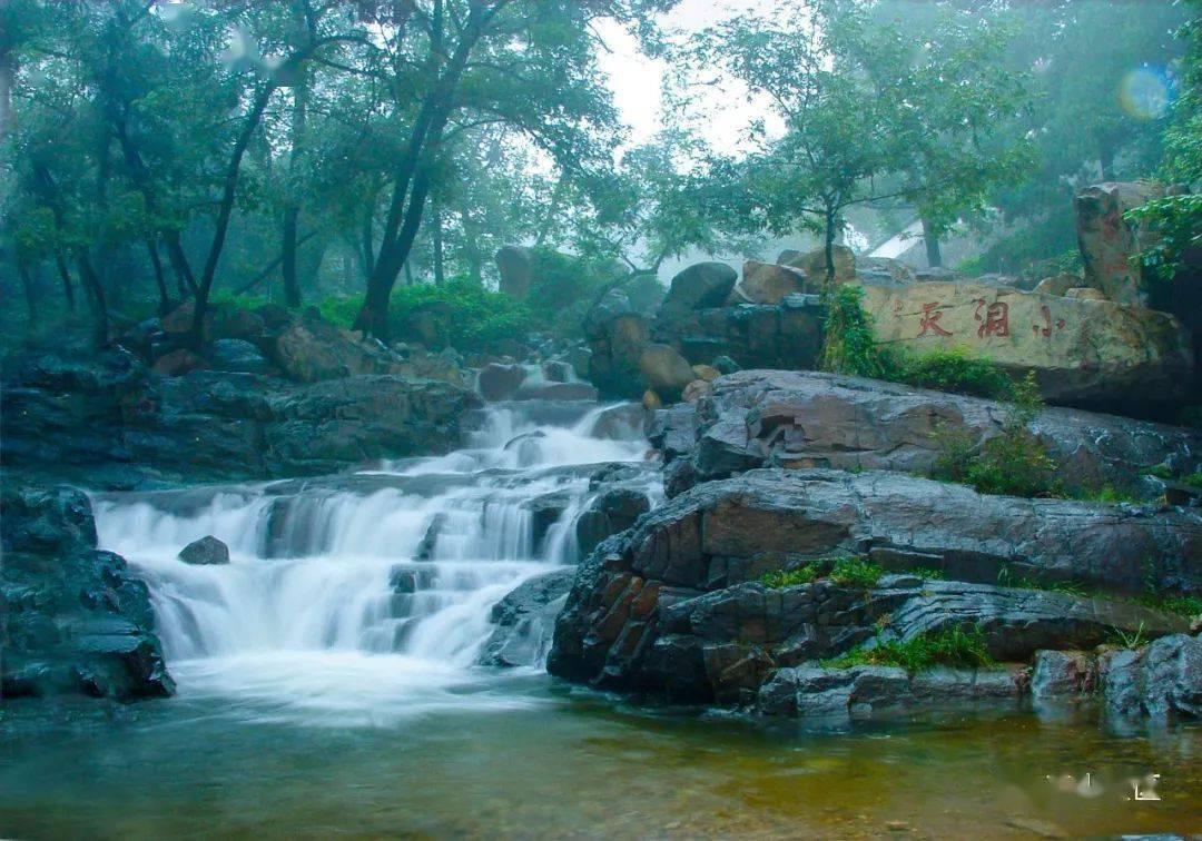 东方春晚录制现场曝光,胡歌戴大红花像新郎,繁花剧组重聚太热闹
